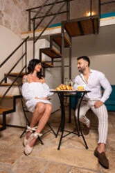 Colazione in camera a Aroma Luxury Ostuni, con prodotti tipici pugliesi e pasticceria locale.