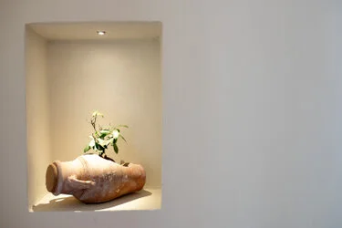 Dettaglio della vasca idromassaggio privata nella Suite scavata nella pietra tipica ad Aroma Luxury Ostuni.