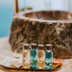 Dettaglio della vasca idromassaggio privata nella Suite scavata nella pietra tipica ad Aroma Luxury Ostuni.