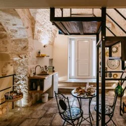 Dettaglio della vasca idromassaggio privata nella Suite scavata nella pietra tipica ad Aroma Luxury Ostuni.