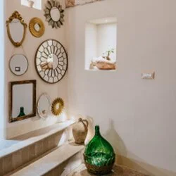 Dettaglio della vasca idromassaggio privata nella Suite scavata nella pietra tipica ad Aroma Luxury Ostuni.