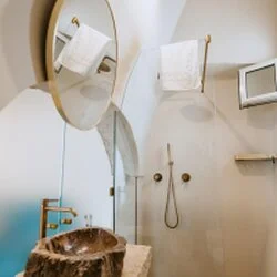 Dettaglio della vasca idromassaggio privata nella Suite scavata nella pietra tipica ad Aroma Luxury Ostuni.