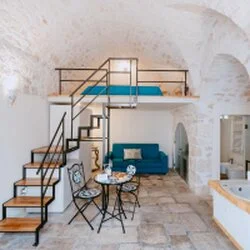 Dettaglio della vasca idromassaggio privata nella Suite scavata nella pietra tipica ad Aroma Luxury Ostuni.