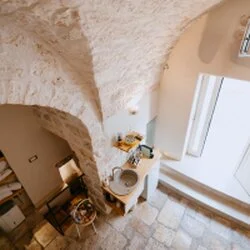 Dettaglio della vasca idromassaggio privata nella Suite scavata nella pietra tipica ad Aroma Luxury Ostuni.