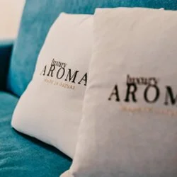 Dettaglio della vasca idromassaggio privata nella Suite scavata nella pietra tipica ad Aroma Luxury Ostuni.