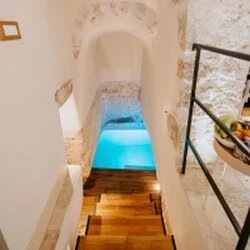 Dettaglio della vasca idromassaggio privata nella Suite scavata nella pietra tipica ad Aroma Luxury Ostuni.