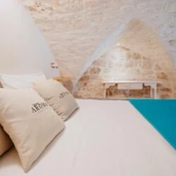 Dettaglio della vasca idromassaggio privata nella Suite scavata nella pietra tipica ad Aroma Luxury Ostuni.