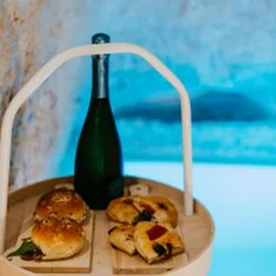 Colazione in camera a Aroma Luxury Ostuni, con prodotti tipici pugliesi e pasticceria locale.