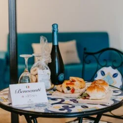 Colazione in camera a Aroma Luxury Ostuni, con prodotti tipici pugliesi e pasticceria locale.