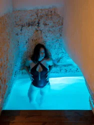 Dettaglio della vasca idromassaggio privata nella Suite scavata nella pietra tipica ad Aroma Luxury Ostuni.