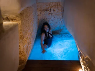 Dettaglio della vasca idromassaggio privata nella Suite scavata nella pietra tipica ad Aroma Luxury Ostuni.