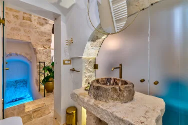 Dettaglio della vasca idromassaggio privata nella Suite scavata nella pietra tipica ad Aroma Luxury Ostuni.