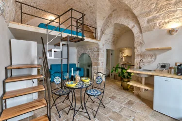 Dettaglio della vasca idromassaggio privata nella Suite scavata nella pietra tipica ad Aroma Luxury Ostuni.