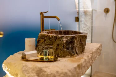 Dettaglio della vasca idromassaggio privata nella Suite scavata nella pietra tipica ad Aroma Luxury Ostuni.