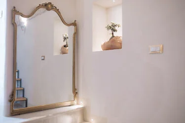 Dettaglio della vasca idromassaggio privata nella Suite scavata nella pietra tipica ad Aroma Luxury Ostuni.