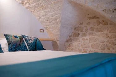 Dettaglio della vasca idromassaggio privata nella Suite scavata nella pietra tipica ad Aroma Luxury Ostuni.