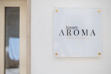 Dettaglio della vasca idromassaggio privata nella Suite scavata nella pietra tipica ad Aroma Luxury Ostuni.