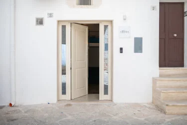 Dettaglio della vasca idromassaggio privata nella Suite scavata nella pietra tipica ad Aroma Luxury Ostuni.